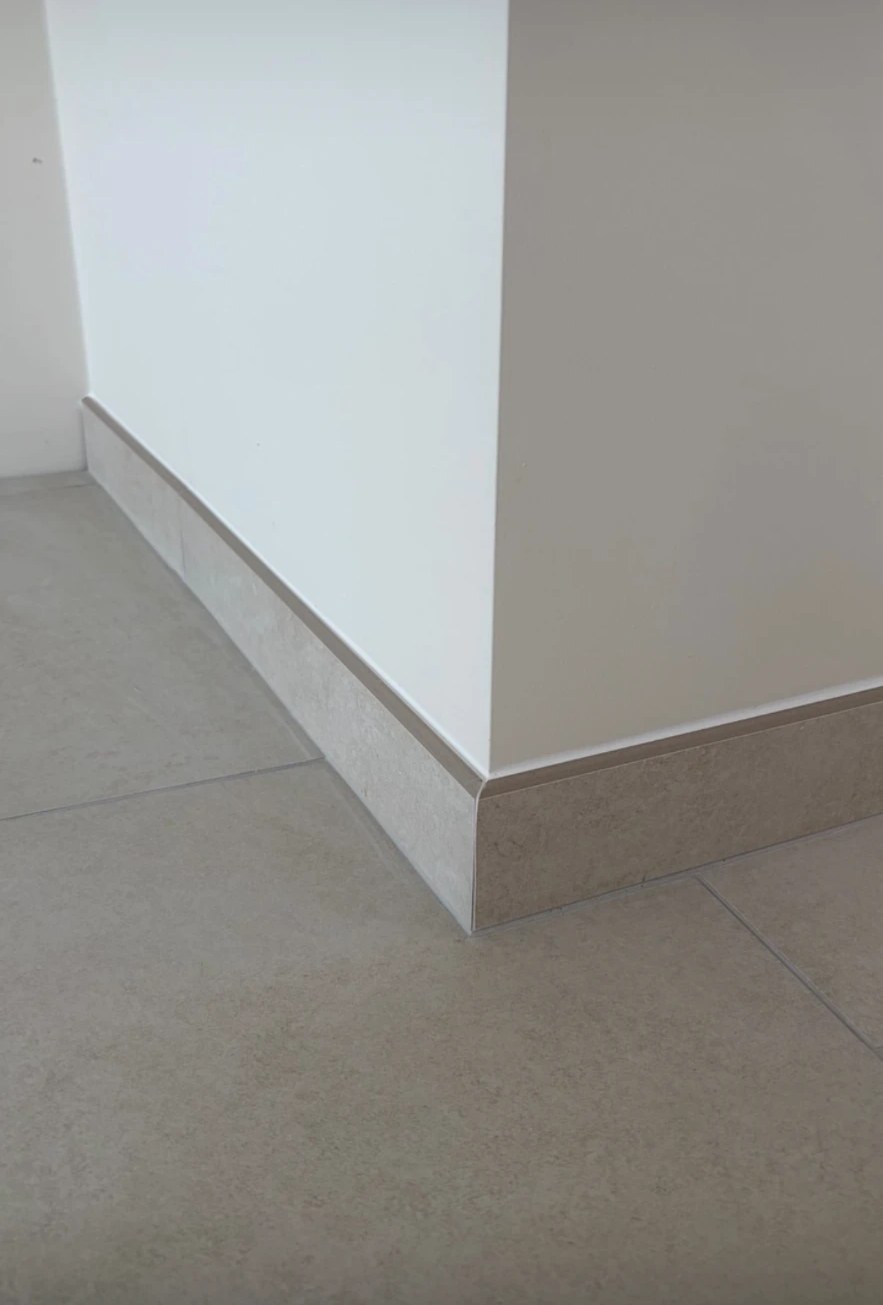 Plinthes carrelées assorties