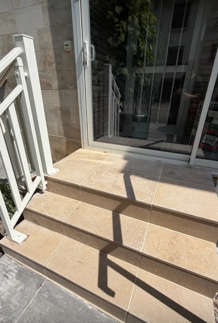 Entrée et escalier extérieurs