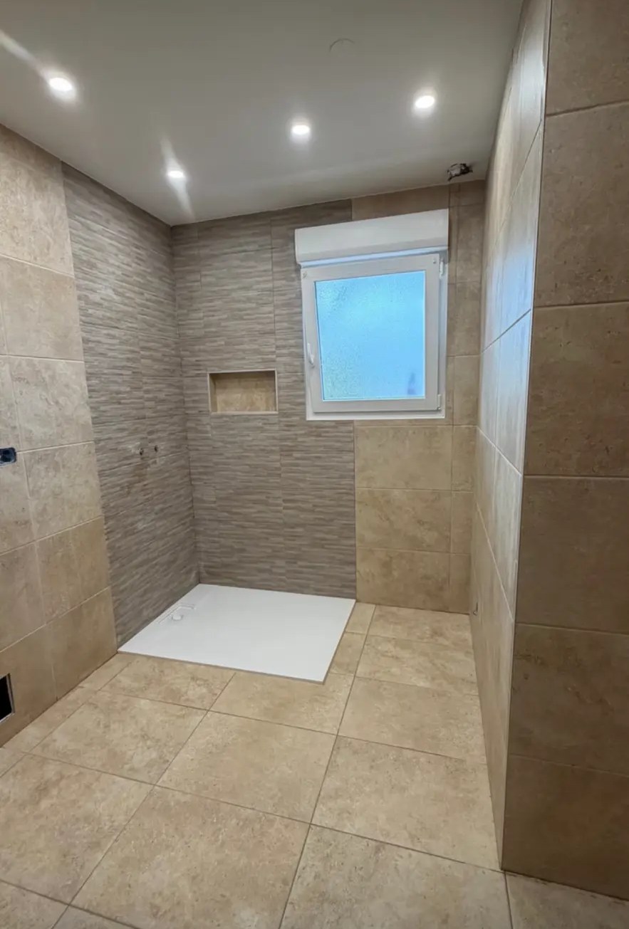 Salle de bains effet travertin